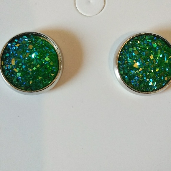 Handmade silver green stud earrings - Picture 3 of 3